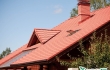Дом с покрытием крыши металлочерепицей